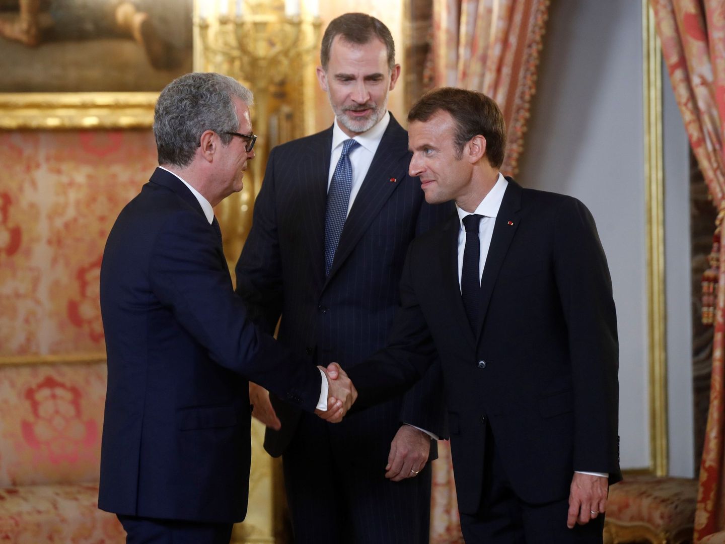 Pablo Isla, presidente de Inditex, junto al rey Felipe VI y el presidente de Francia, Emanuel Macron, en su última visita a España. (EFE)