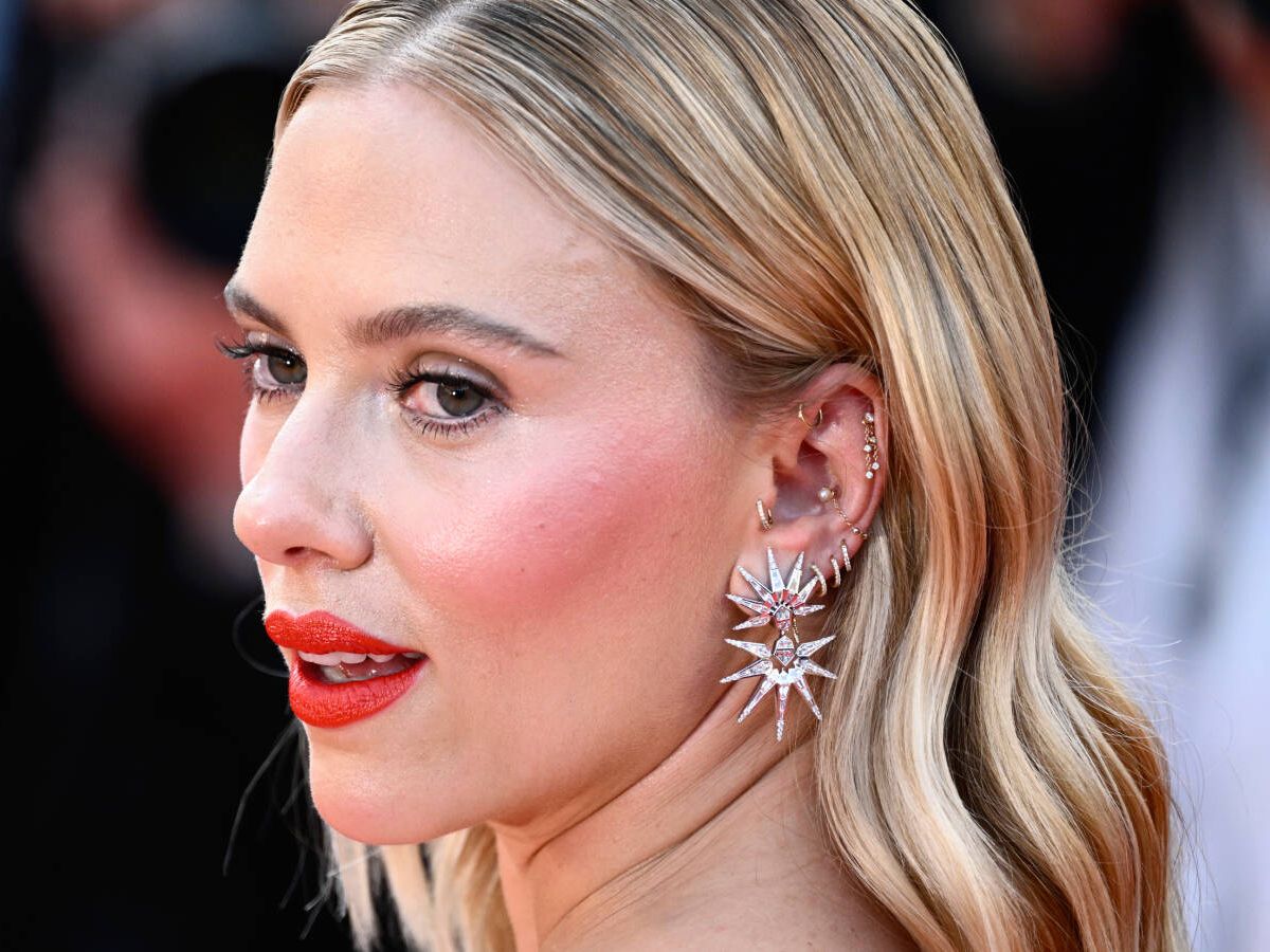 Foto: Detalle de la iluminada piel de Scarlett Johansson en el Festival de Cine de Cannes. (Getty/Gareth Cattermole)
