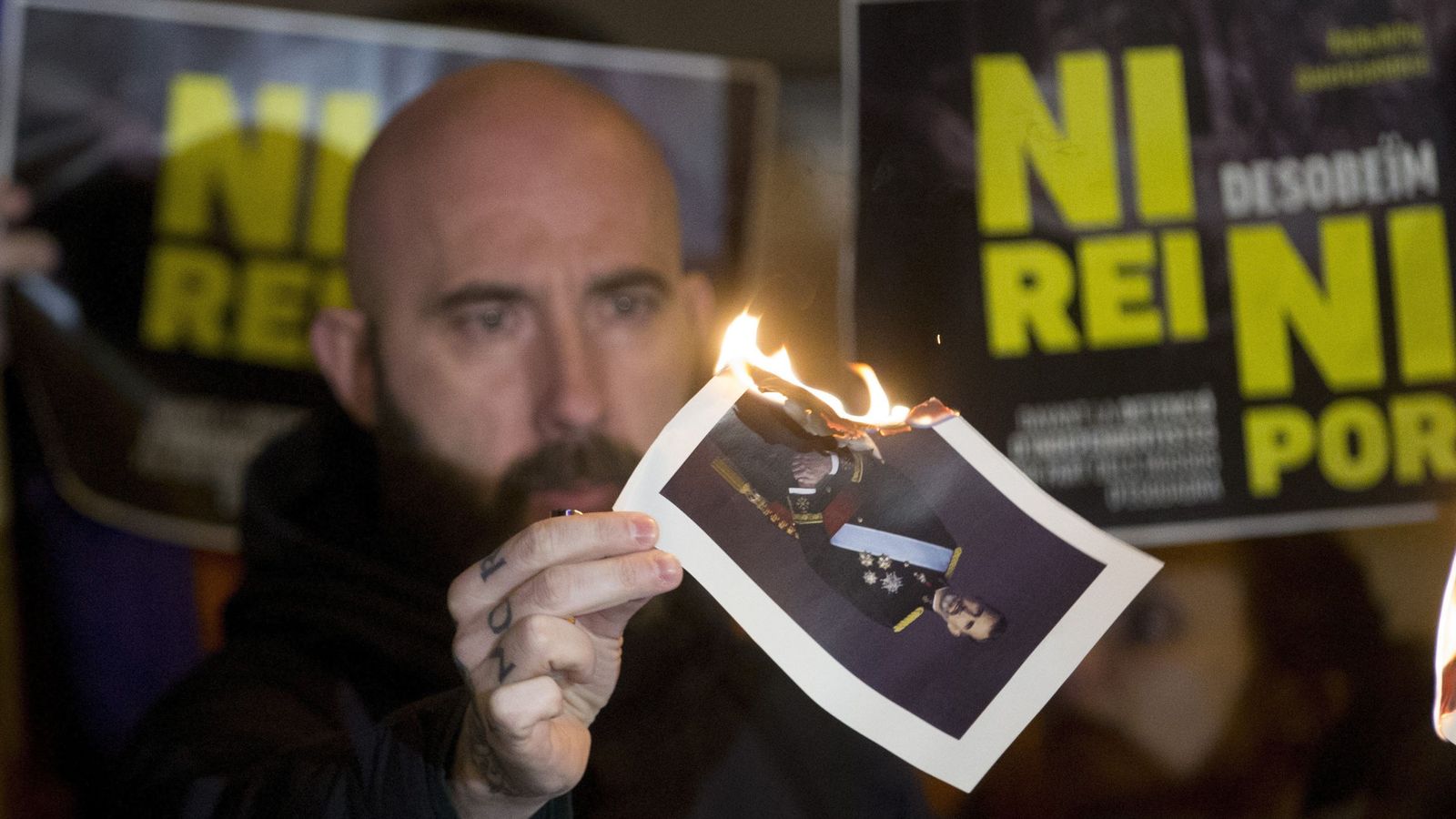 Foto: Concentración en solidaridad con los investigados por quemar fotos del Rey durante la Diada. (Efe) 