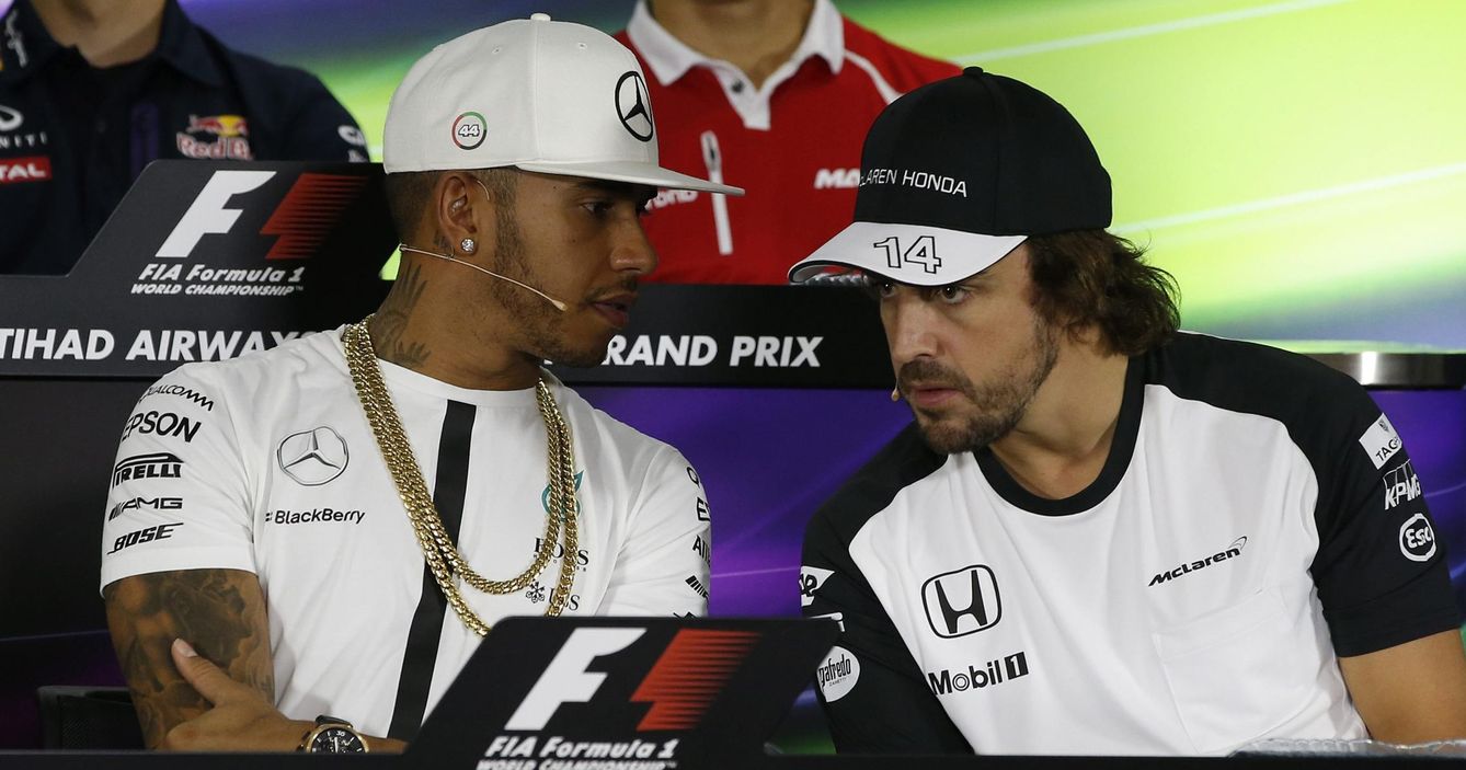 Alonso habla con Hamilton en la rueda de prensa de este jueves (Efe)