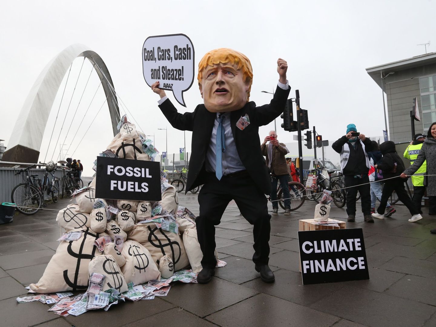 Manifestantes durante la COP26 en Glasgow. (EFE/Robert Perry)