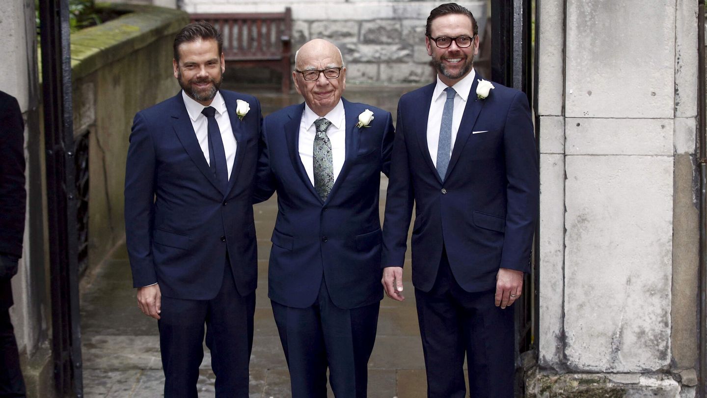 Rupert Murdoch posa con sus dos hijos, Lachlan y James. (Reuters)