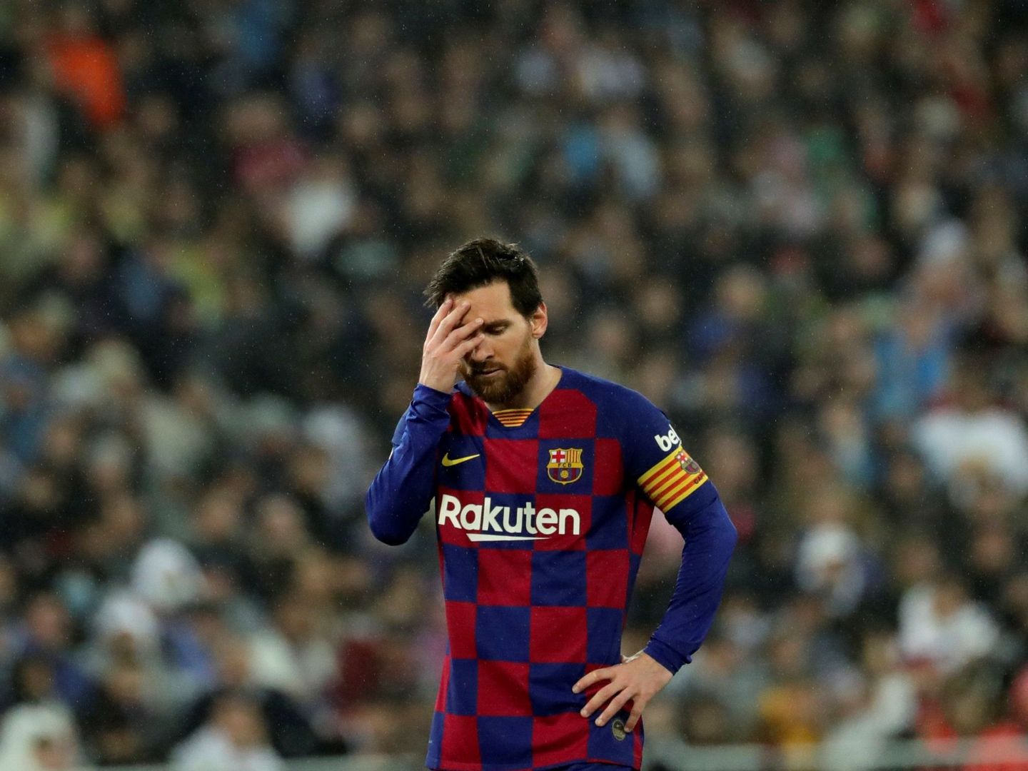 Messi se lamenta en el Bernabéu. (EFE)