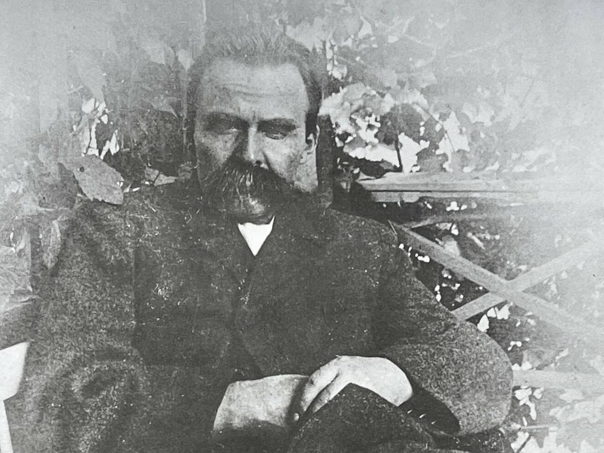 Foto: Friedrich Nietzsche sentado en un banco en la pérgola de la casa de su madre en Naumburg, 1894 (Fuente: iStock)