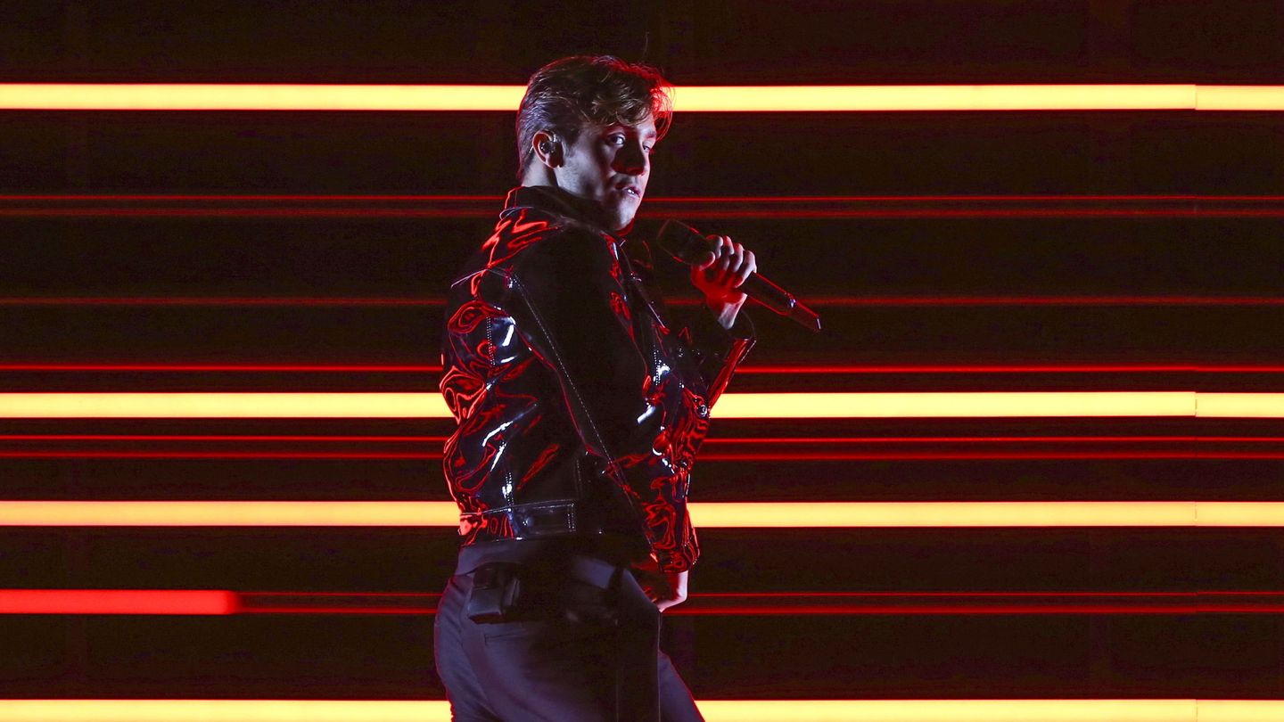 El representante de Suecia, Benjamin Ingrosso, interpreta el tema 'Dance You Off'. (EFE)