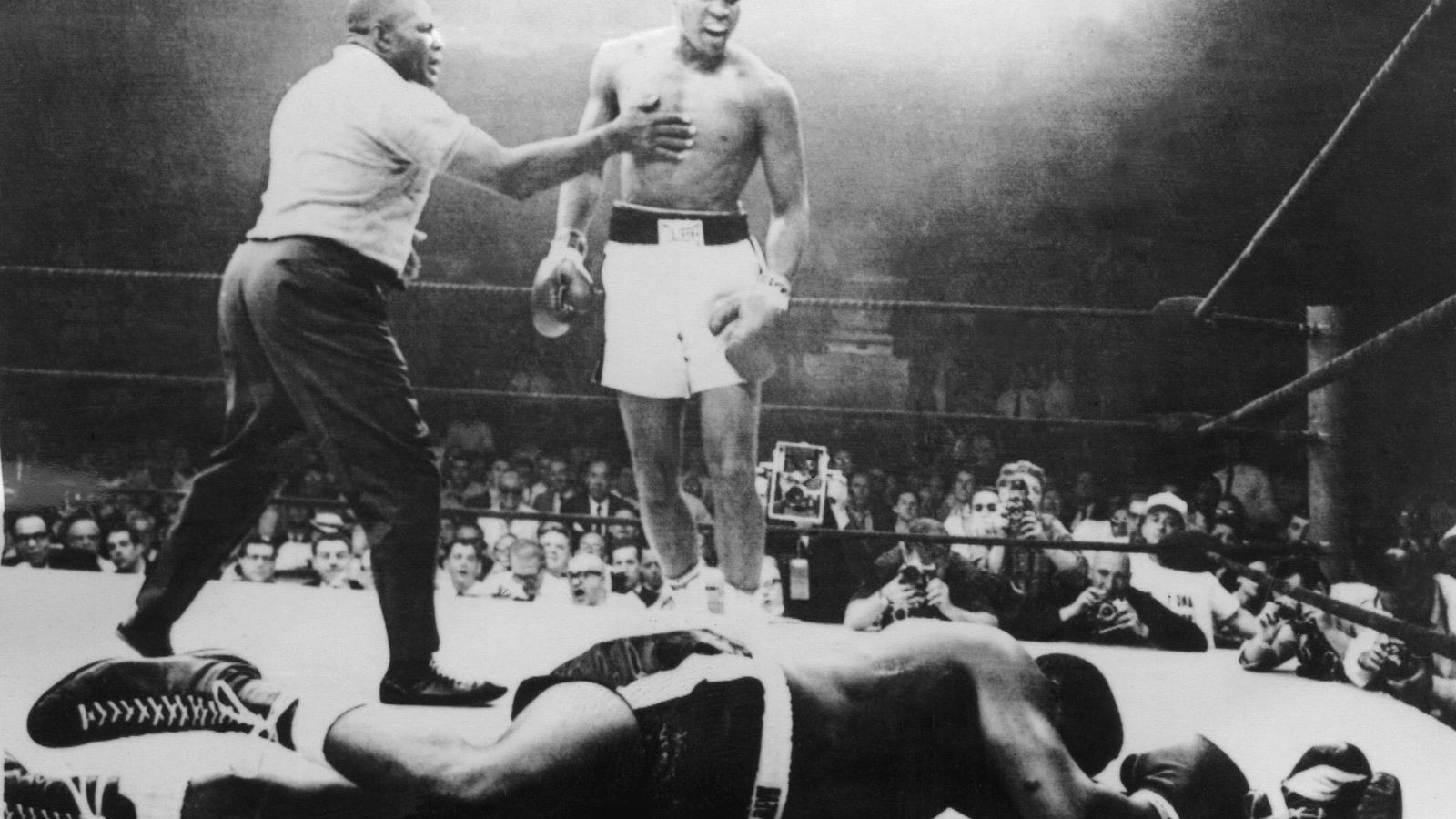 Foto: Muhammad Ali después de tumbar a Sonny Liston. (AFP)