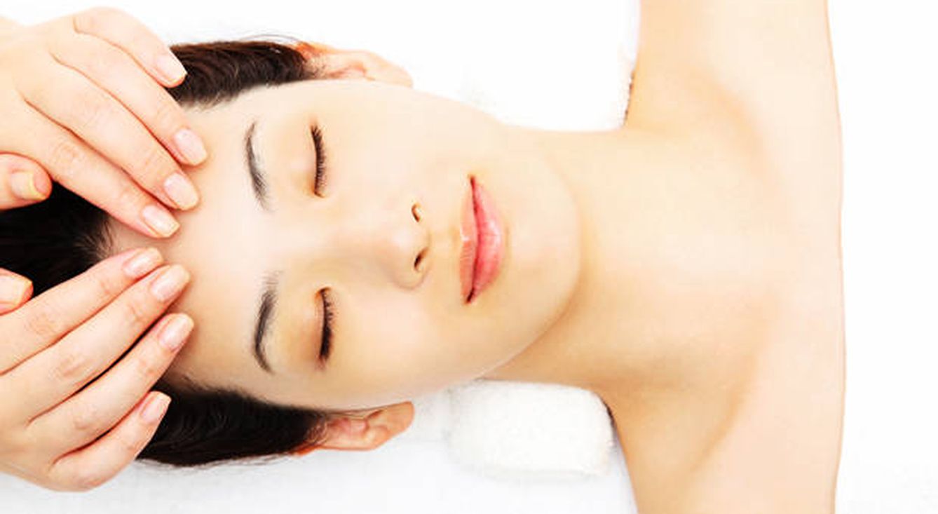 Masaje facial japonés (Shutterstock)