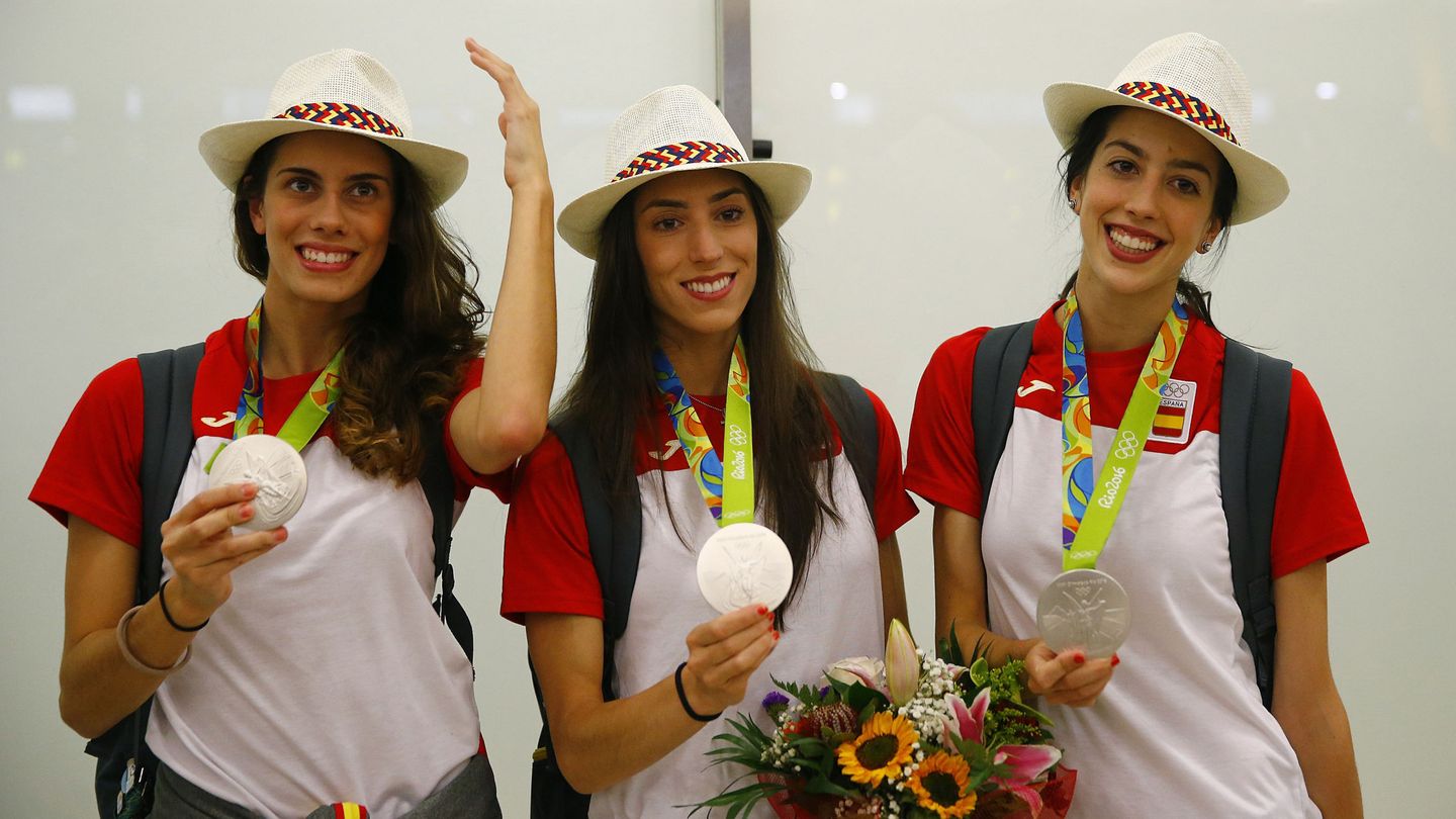 Lourdes Mohedano, Sandra Aguilar y Alejandra Quereda muestran sus medallas de plata de Río a su  llegada a Madrid. (EFE)