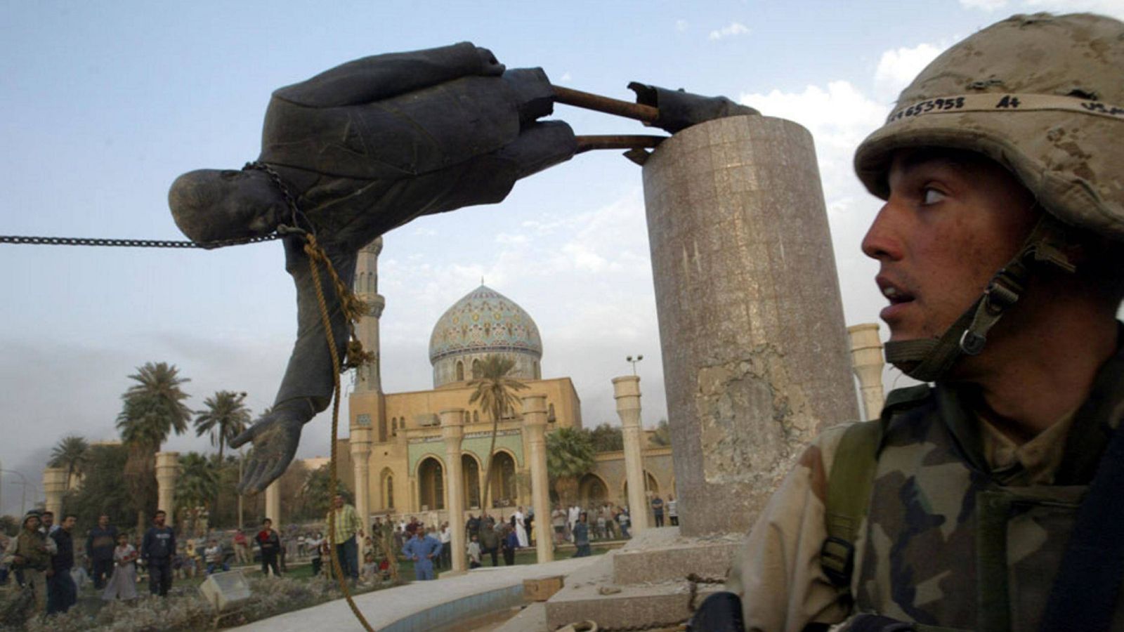Foto: El marine estadounidense Kirk Dalrymple observa la caída de la estatua de Saddam Hussein en Bagdad (Reuters)