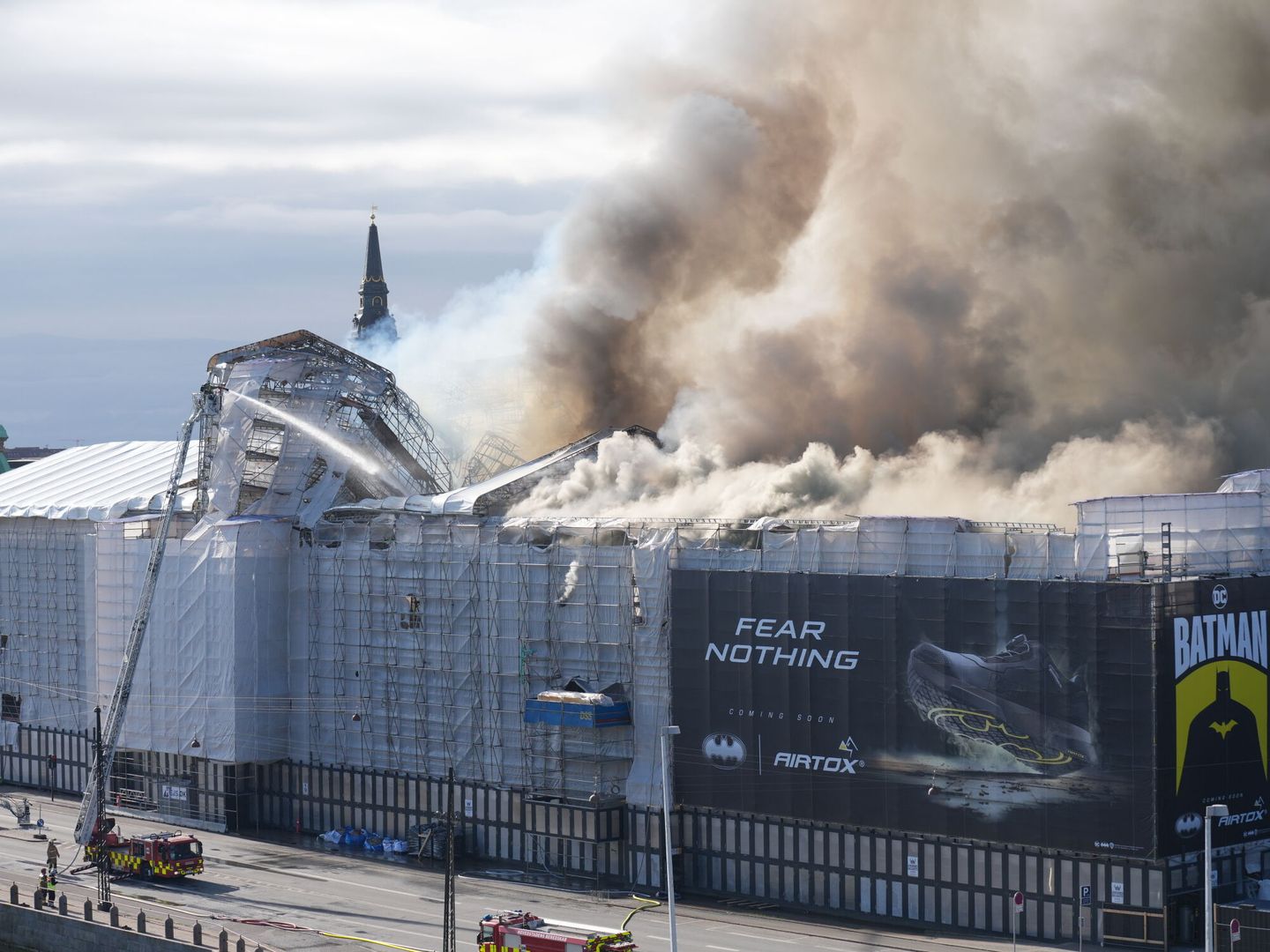 El edificio de la antigua bolsa de Copenhague, del siglo XVII, envuelto en llamas y humo este martes (EFE  Emil Helms)