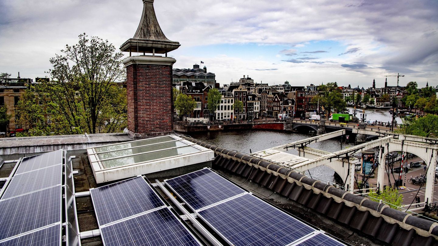 Paneles solares sobre un museo de Amsterdam. (Reuters)