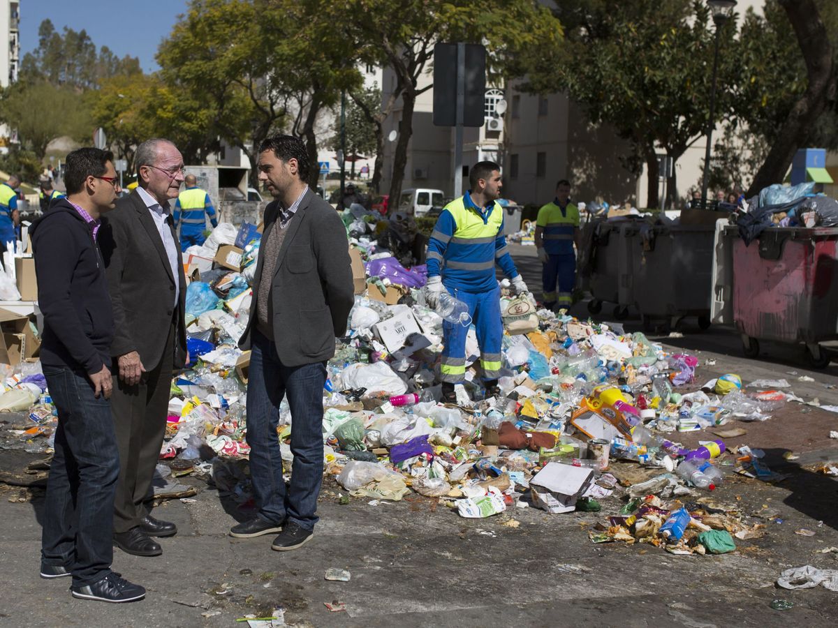 Foto: El alcalde de málaga, Francisco de la Torre, en el centro de la fotografía, durante una huelga de la limpieza en marzo de 2016. (EFE)