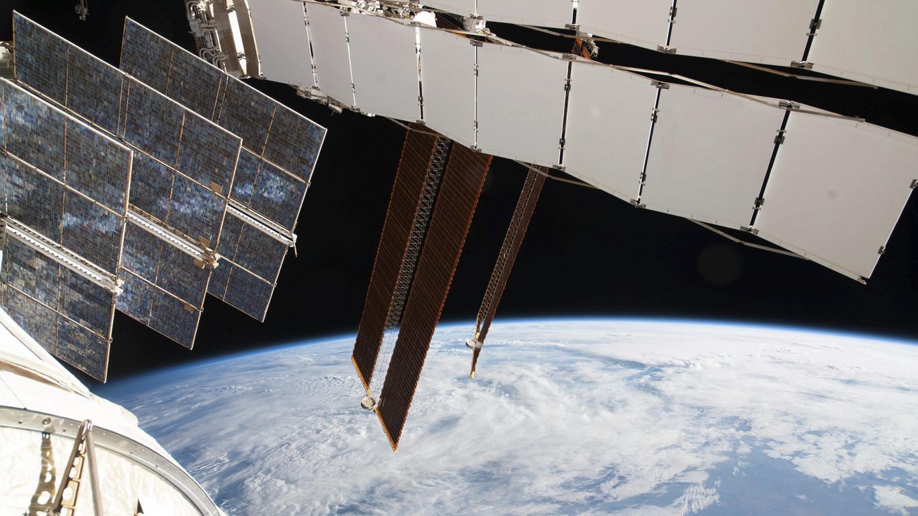 Foto: Paneles solares en la ISS (NASA)