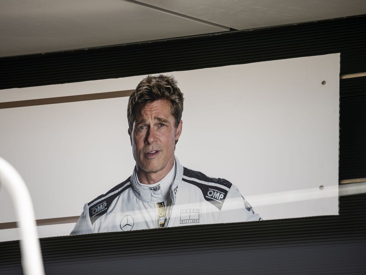 Foto: Brad Pitt, como el piloto Sonny Hayes en la próxima película de F1. (EFE/Christian Bruna)