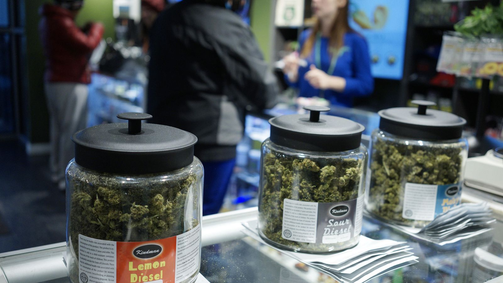 Foto: Clientes en una tienda que vende legalmente marihuana en Denver, Colorado, en enero de 2014 (Reuters). 