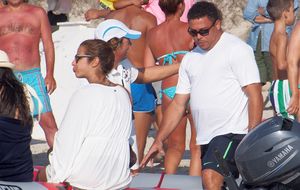 Ronaldo Nazario en Formentera junto a su prometida Paula Morais