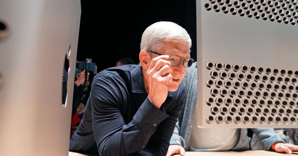 Foto: Tim Cook mirando un Mac Pro en la presentación del dispositivo el pasado mes de junio. (Reuters) 