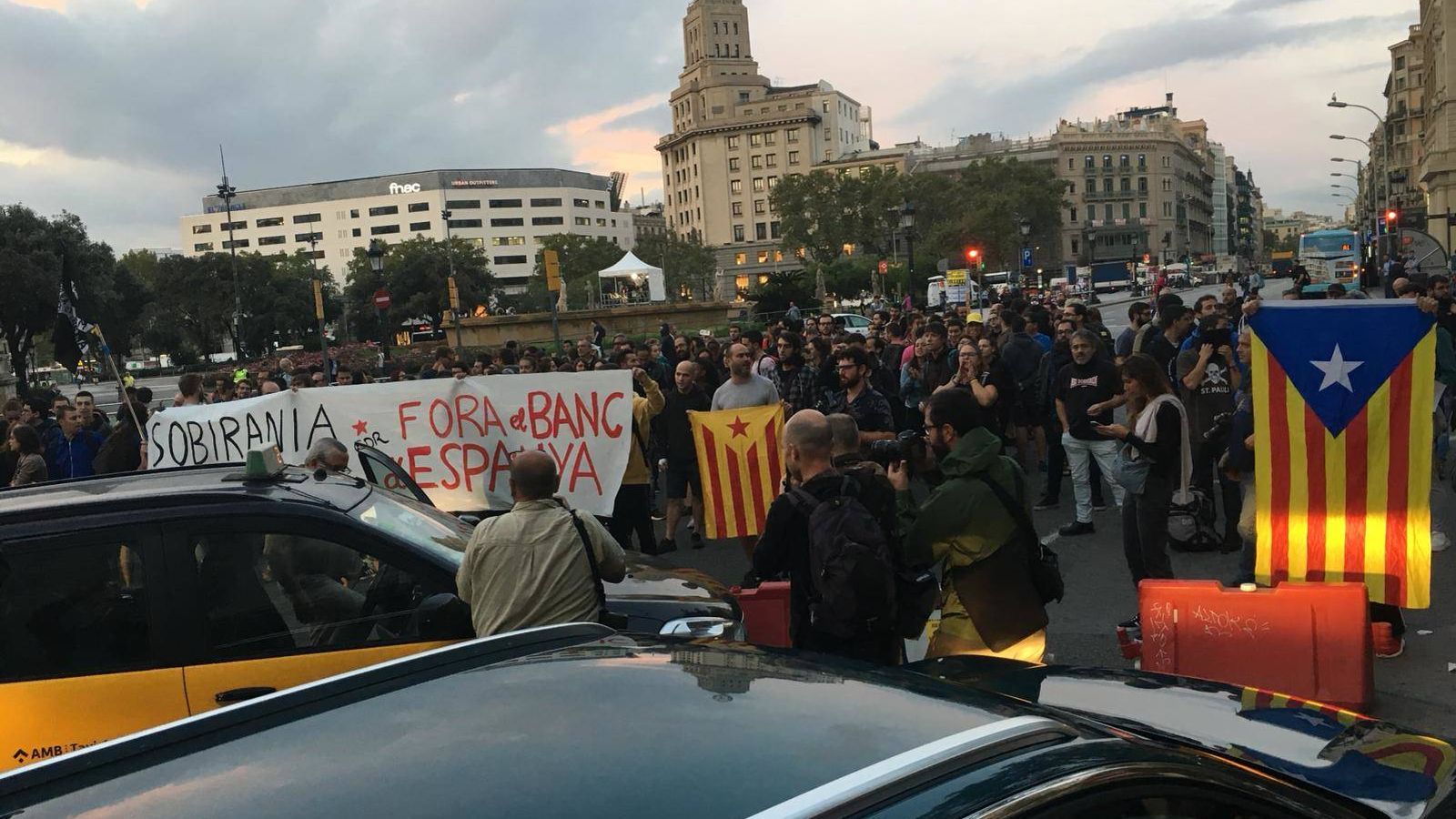 Foto: Cortan el tráfico frente a la Plaza de Cataluña por el aniversario del 1-O. (Foto: David Brunat)