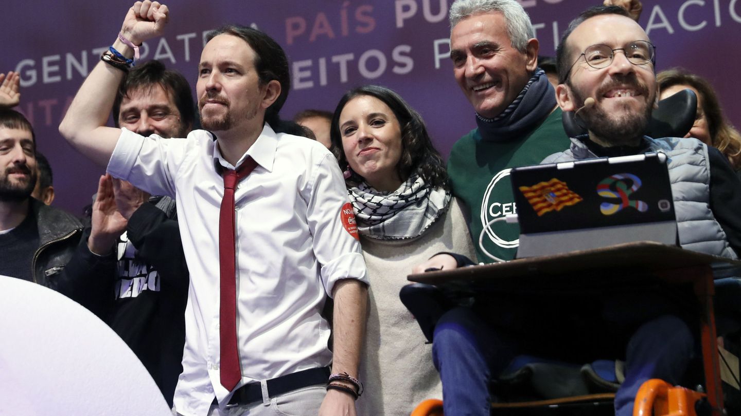 El líder de Podemos, Pablo Iglesias (i), durante la Asamblea Ciudadana Estatal de Vistalegre II. (EFE)