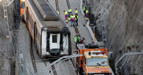 Foto: Técnicos de Renfe y de Adif proceden a la retirada de los vagones tras el accidente de tren en Cataluña. (EFE)