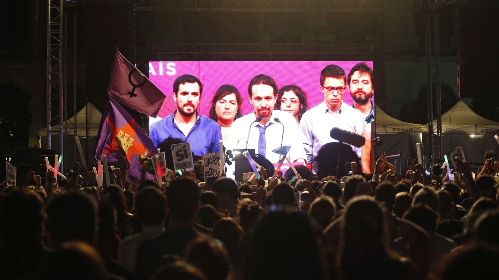 Foto: Simpatizantes de Unidos Podemos escuchan las declaraciones de su líder, Pablo Iglesias, durante su comparecencia el pasado 26-J. (EFE)