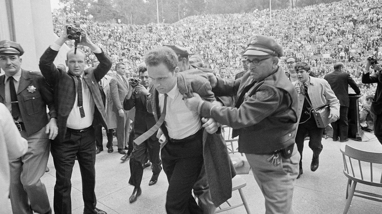 Mario Savio, líder de la protesta estudiantil en Berkeley en 1964 a favor de la libertad de expresión es detenido por la policía.