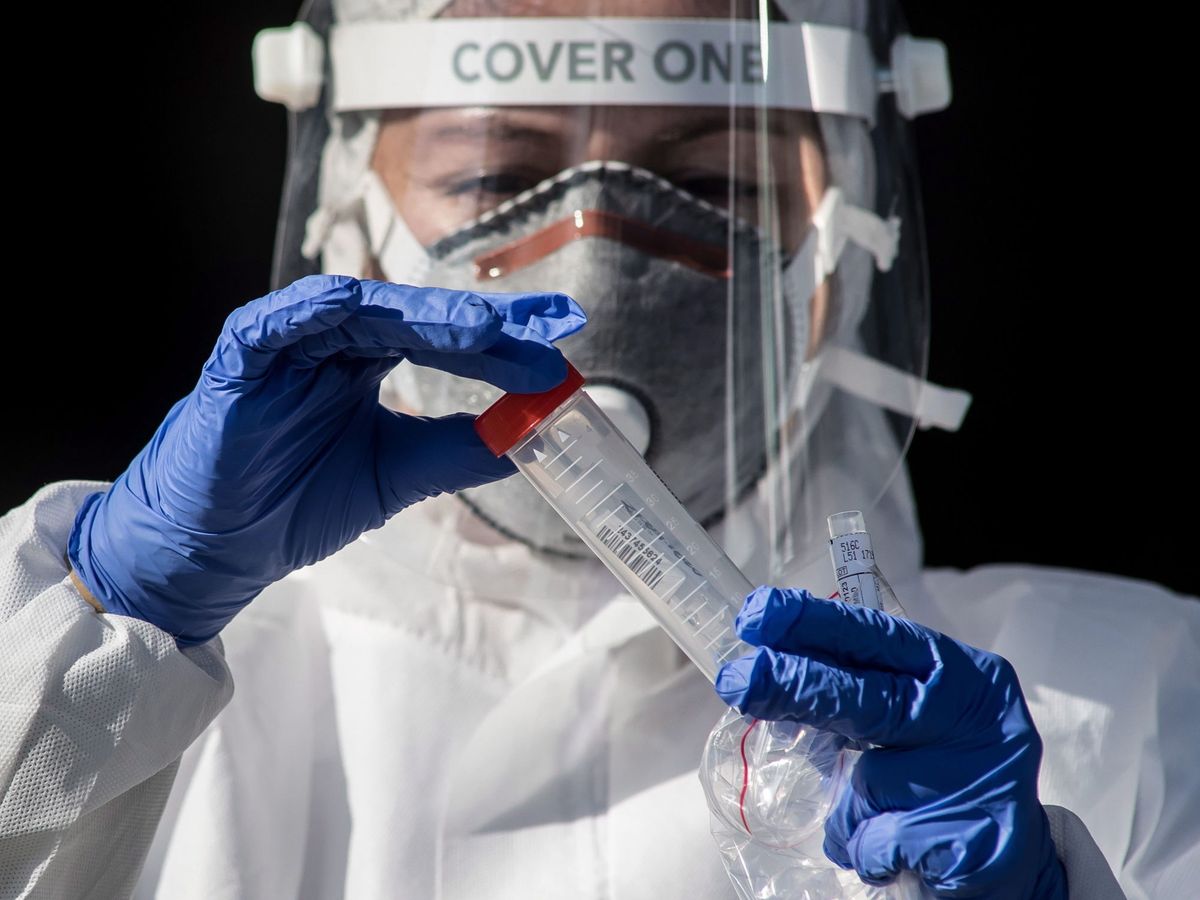 Foto: Un médico recoge muestras de coronavirus en Polonia. (EFE)