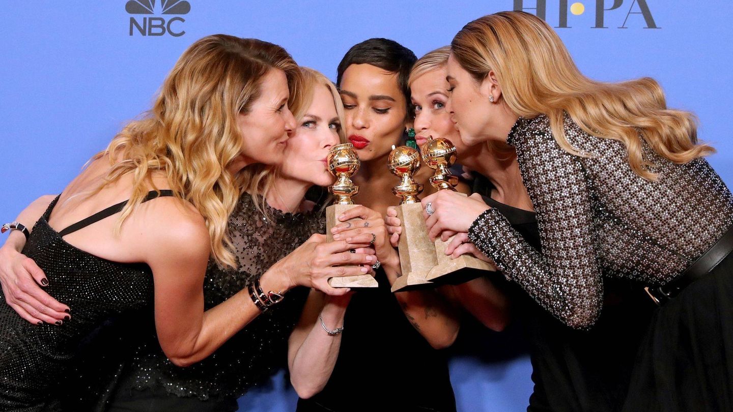 Las actrices Laura Dern, Nicole Kidman, Zoe Kravitz, Reese Witherspoon y Shailene Woodley posan tras ganar el Globo de Oro. (EFE)