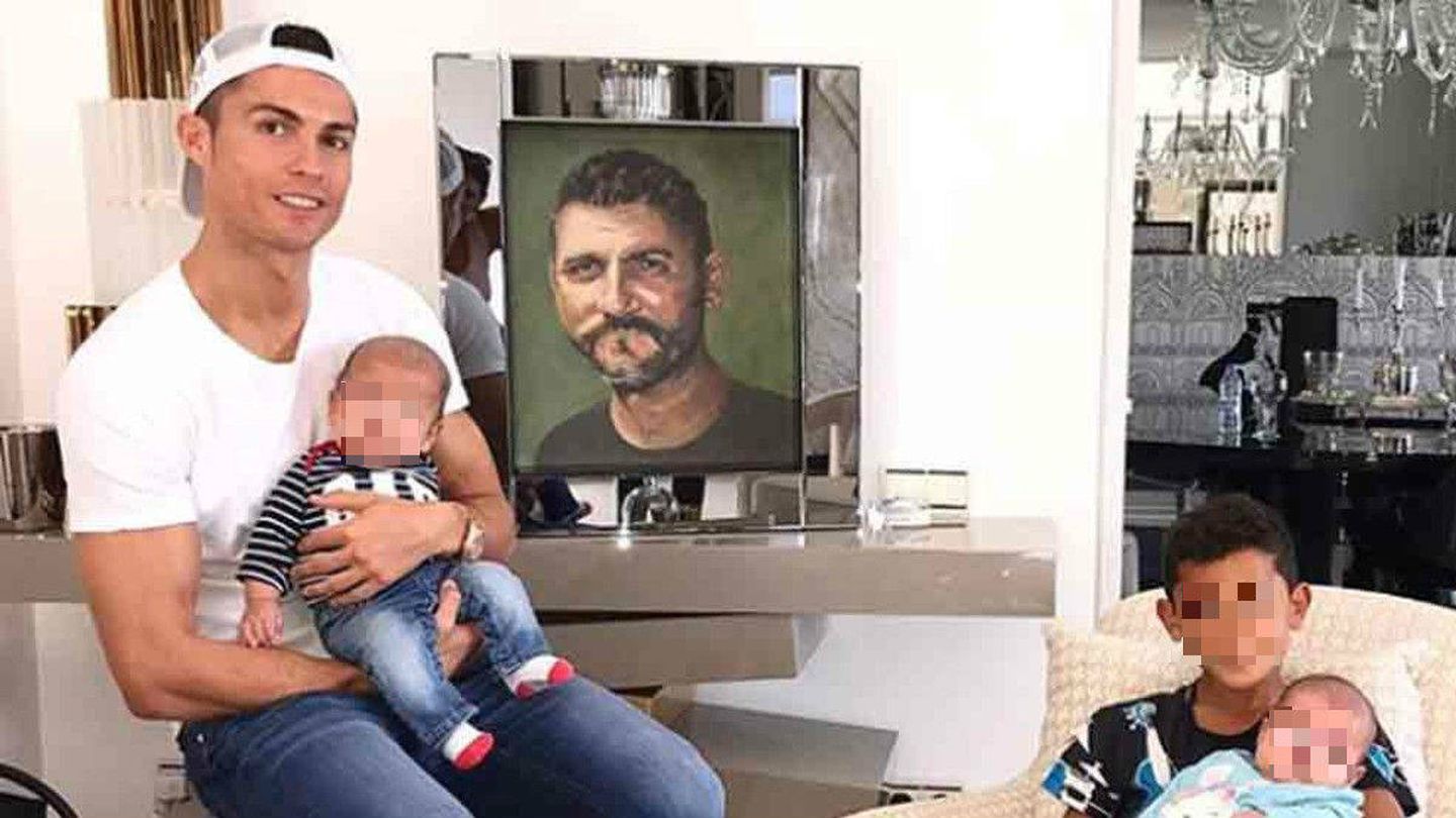 Cristiano Ronaldo junto a sus hijos y un retrato de su padre en una imagen de archivo. (Instagram)