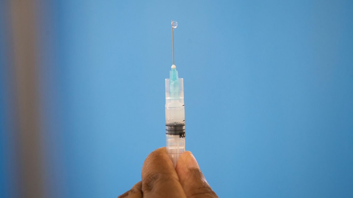 Japón aclara que los dos vacunados que fallecieron no recibieron el lote de Moderna