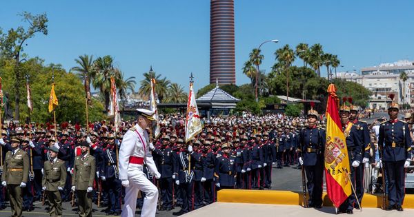 Foto: Sevilla recibe a los reyes en el Día de las Fuerzas Armadas. (EFE)