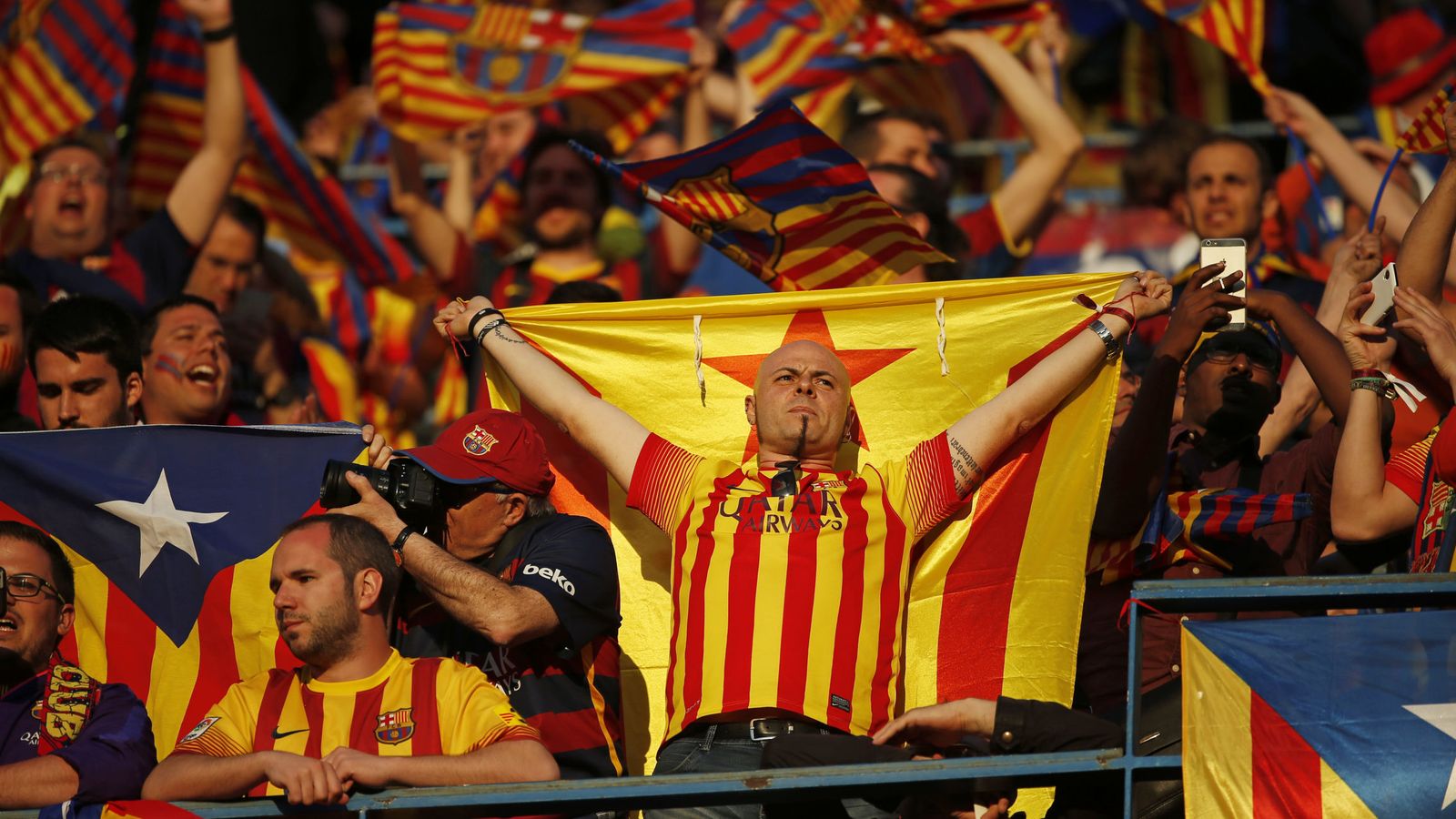 Foto: Aficionados del FC Barcelona, con la estelada antes de la final de la Copa del Rey. (Reuters)