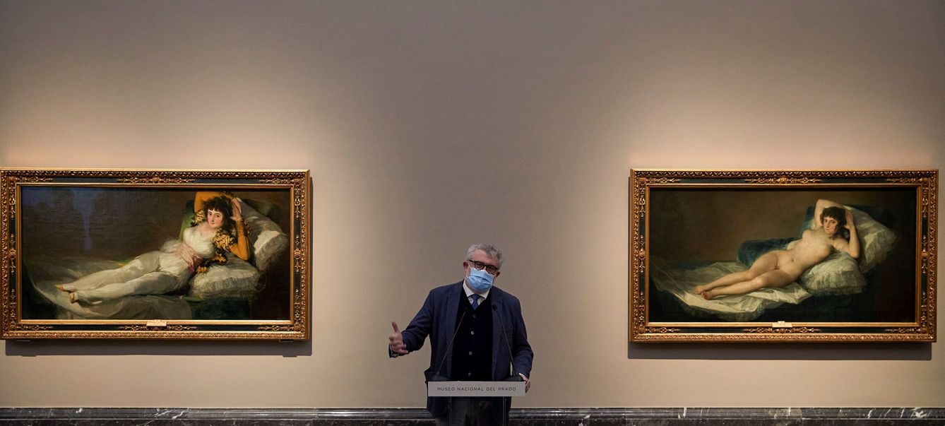 El director del Prado, Miguel Falomir, delante de las majas de Goya. (EFE) 