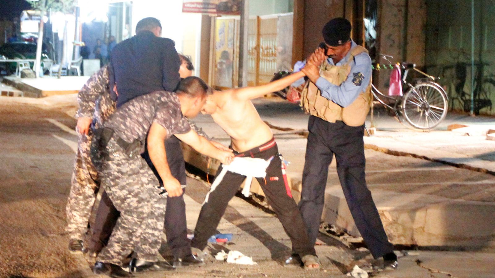 Foto: Las fuerzas de seguridad quitándole el cinturón explosivo al menor (Reuters)