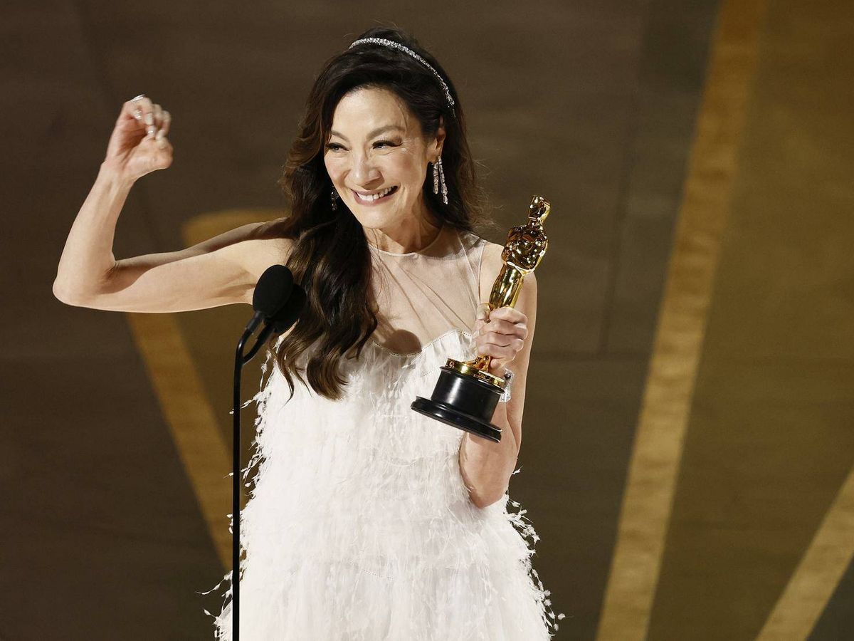 Foto: Una imagen de Michelle Yeoh recogiendo el Oscar en su última edición por 'Todo a la vez en todas partes' (EFE/EPA/Etienne Laurent)