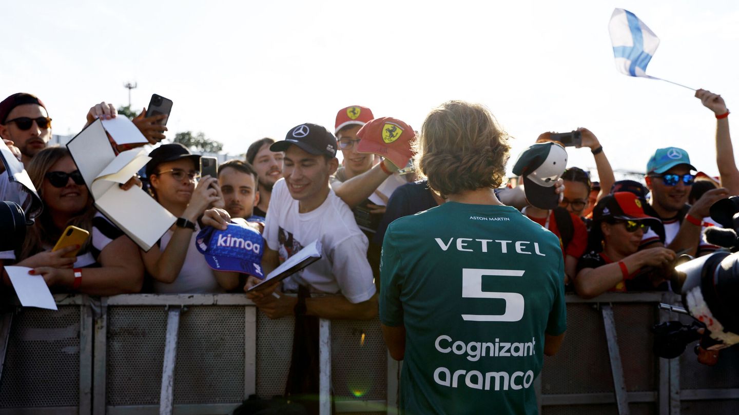 Vettel firma autógrafos a los aficionados. (Reuters/Lisa Leutner)