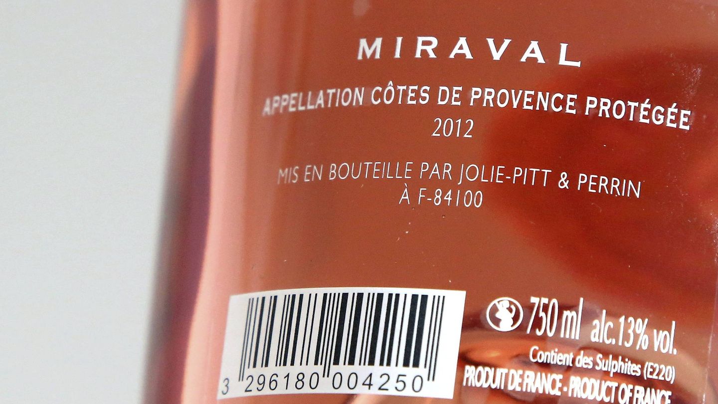 Vista de una botella de Miraval Côtes de Provence, cultivada en la propiedad de los Pitt-Jolie. (EFE/Sebastien Nogier)