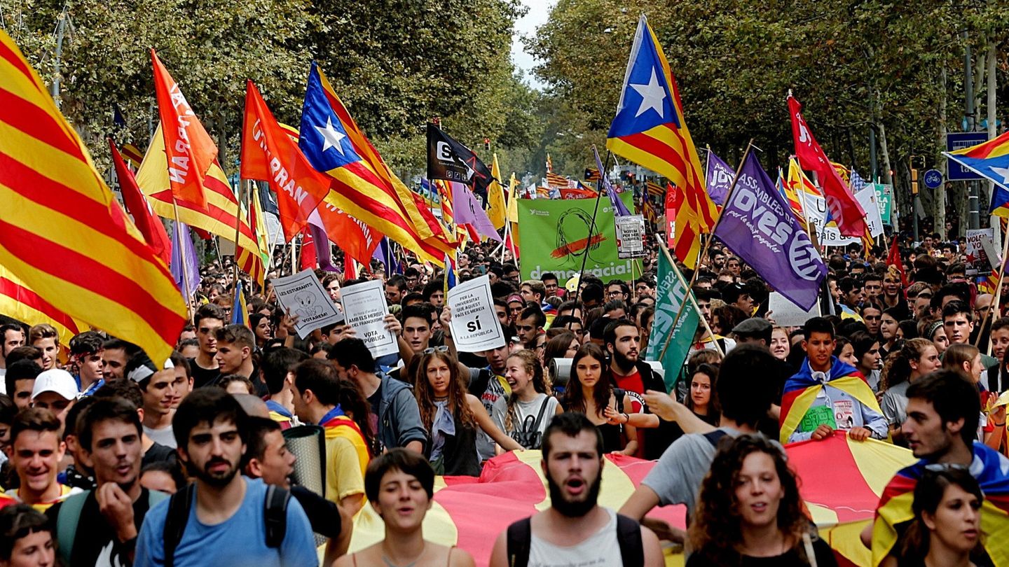 Manifestación en el centro de Barcelona por el 'derecho a decidir'. (EFE)