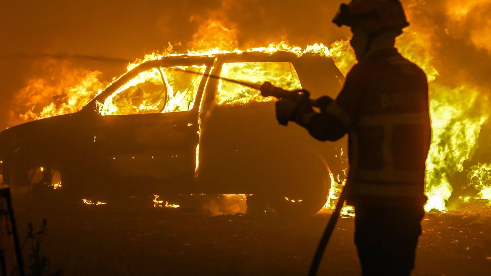 Foto: Uno de los más de 2.000 bomberos que luchan contra el fuego en Portugal. (Reuters)