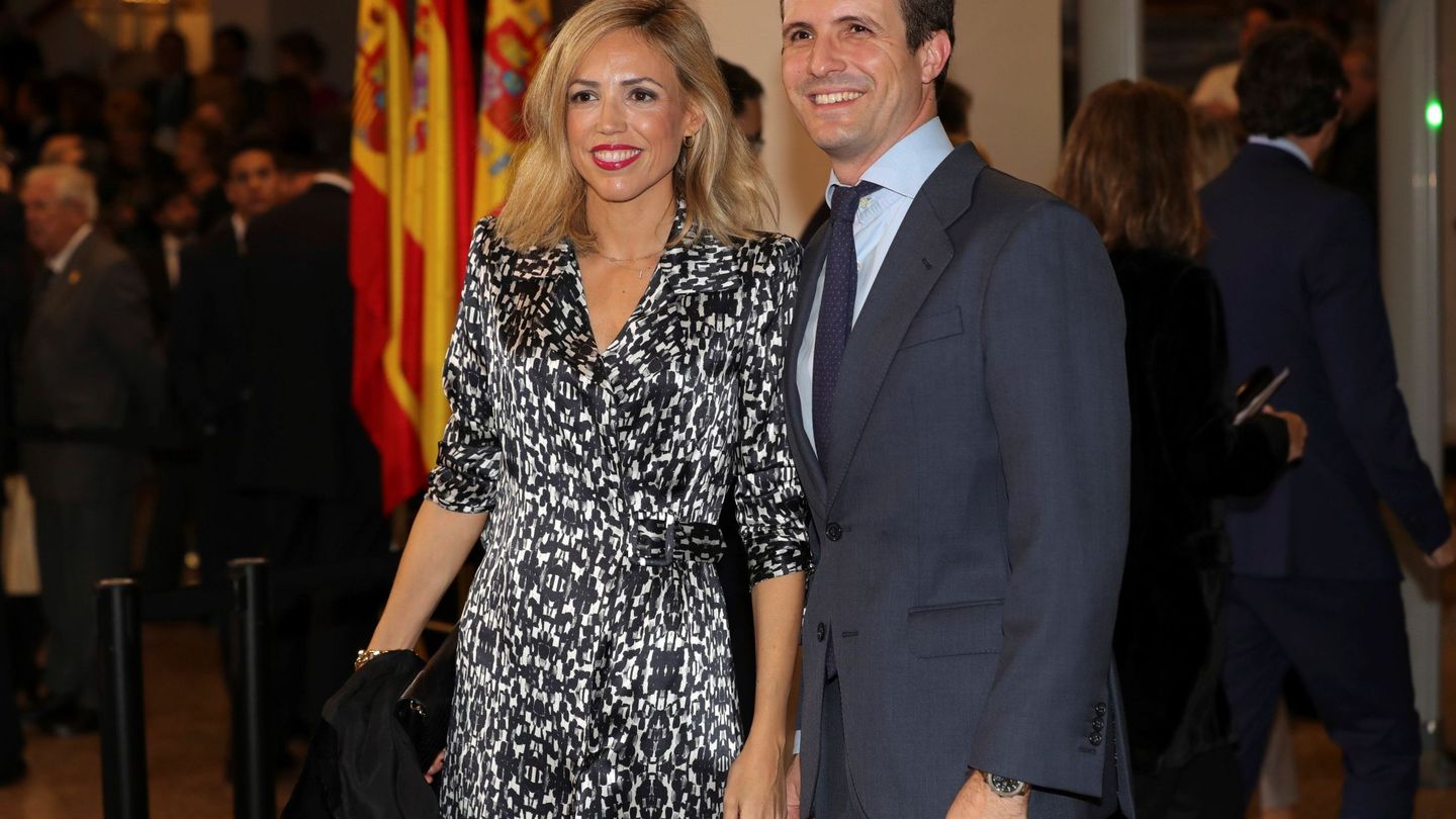 Pablo Casado y su mujer, Isabel Torres, a su llegada al concierto conmemorativo del 40 aniversario de la Constitución. (EFE)