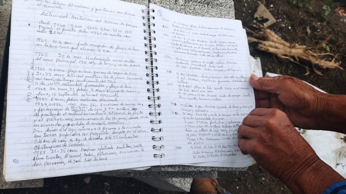Fajardo, residente de la aldea El Patrocinio, ha anotado todas las erupciones que ha vivido el coloso. (Asier Vera)