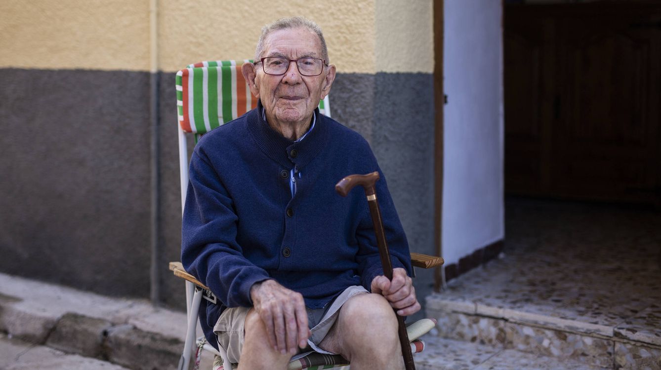 Paco, el hombre más longevo de Maqueda con 97 años, recuerda cuando jugaba de pequeño en el castillo antes de la Guerra Civil. (A. M. V.)