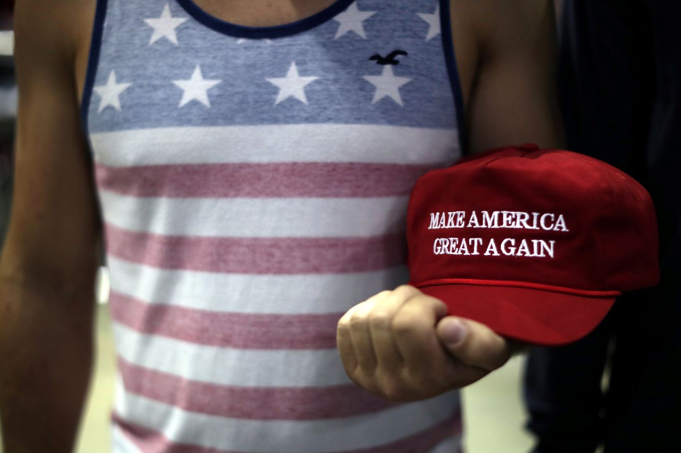 Un partidario del presidente Trump sostiene una gorra con la leyenda 'Make America Great Again', en Springfield, Missouri, el 21 de septiembre de 2018. (Reuters)