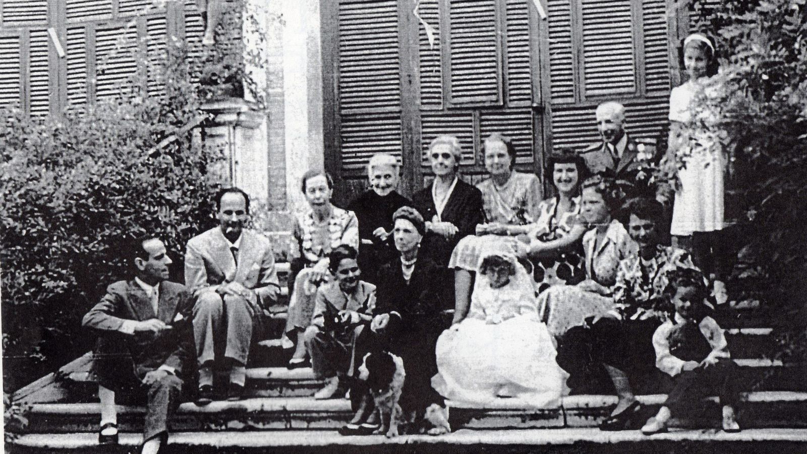 Foto: La familia Orleans-Borbón, reunida con ocasión de la comunión de Beatriz en Sanlúcar en 1949.