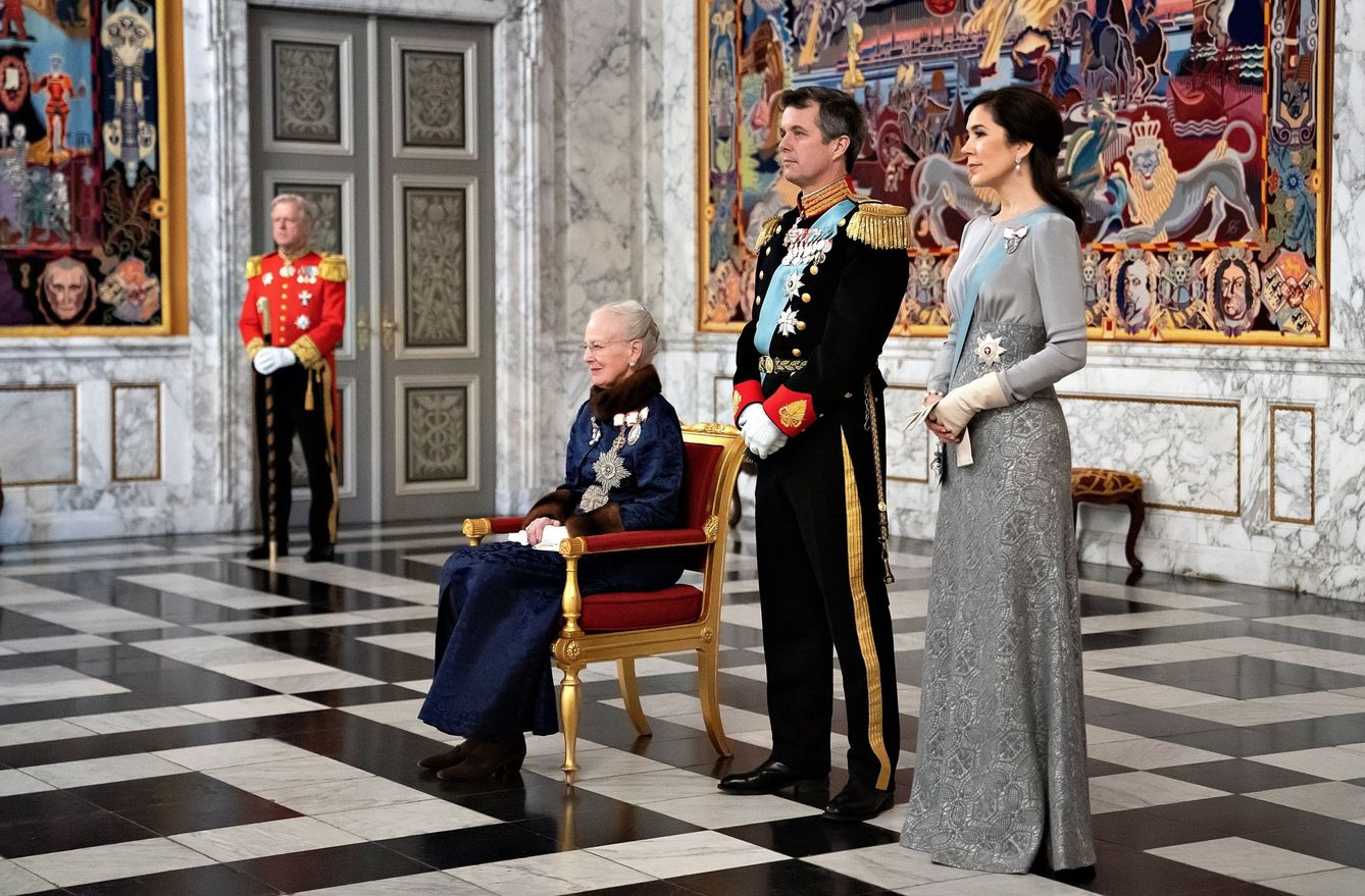 La reina Margarita junto a su hijo y su nuera. (EFE)