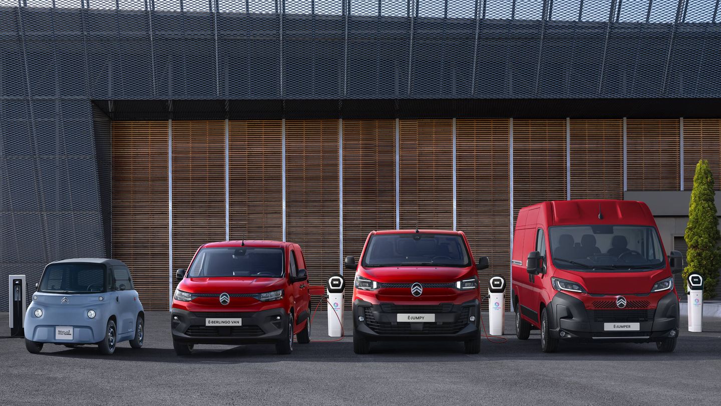 De izquierda a derecha, el Citroën Ami Cargo y los nuevos Berlingo, Jumpy y Jumper.
