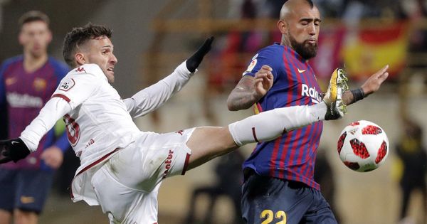 Foto: El centrocampista chileno del FC Barcelona Arturo Vidal (d) protege un balón ante Jorge Ortíz, de la Cultural Leonesa. (EFE)