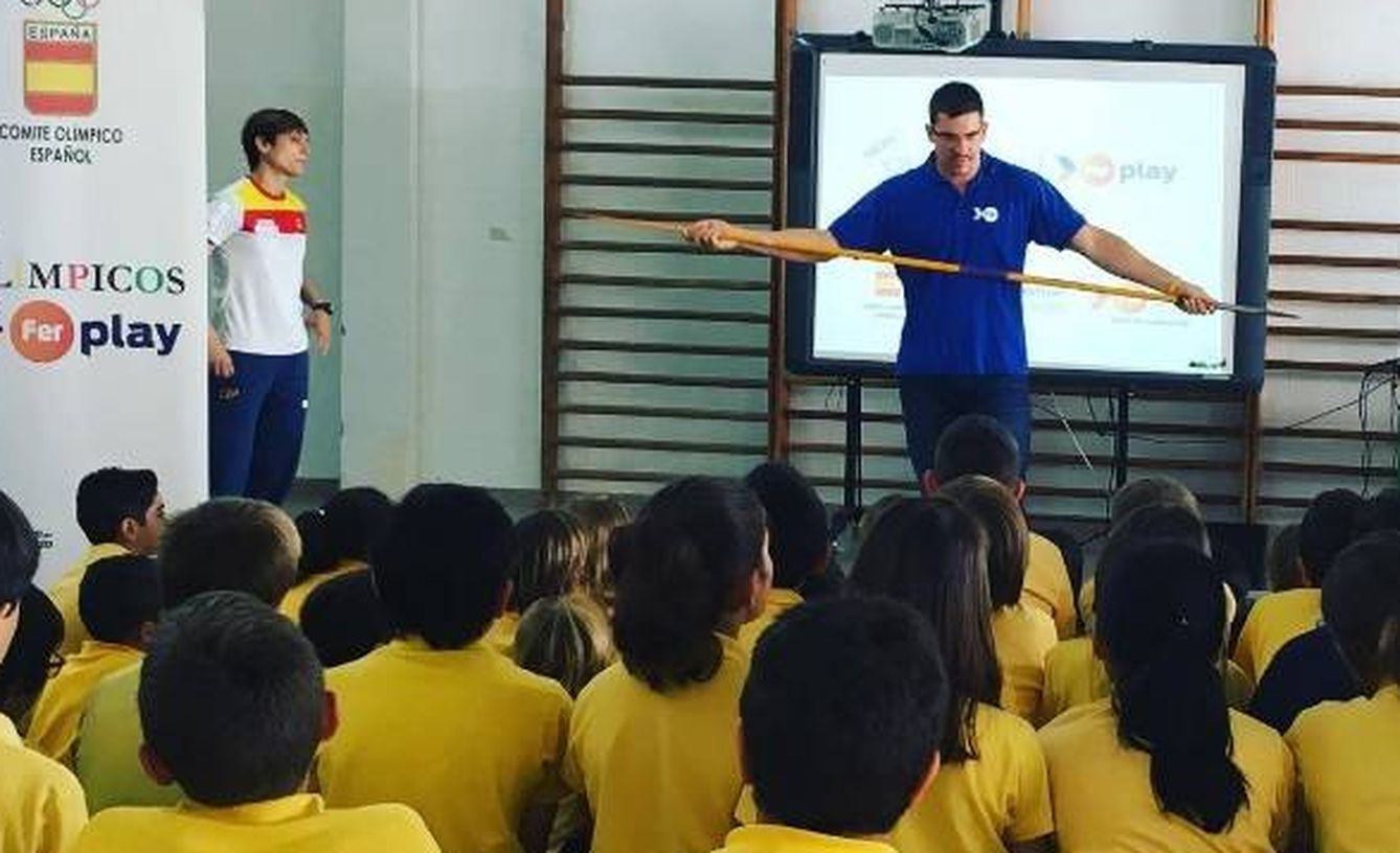 Héctor Cabrera durante una conferencia en un colegio (Foto Instagram: @cabrerallacer_h)
