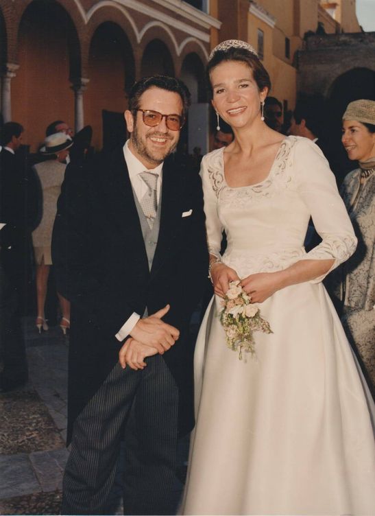 Elena de Borbón, con Petro Valverde el día de su boda. (Cortesía)