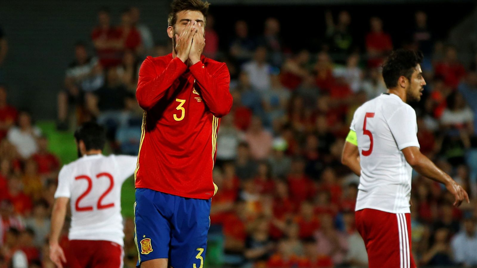 Foto: Piqué se lamenta durante la derrota de España ante Croacia en Getafe. (EFE)